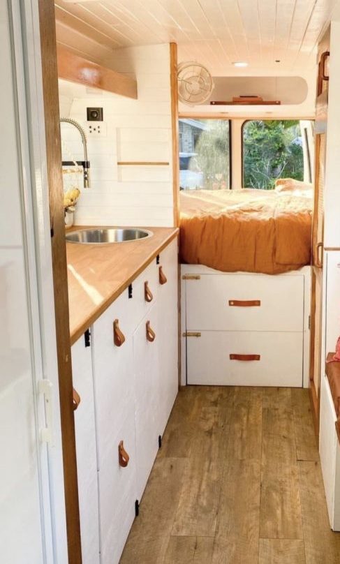 Множество систем хранения помогают поддерживать порядок. Множество систем хранения помогают поддерживать порядок.