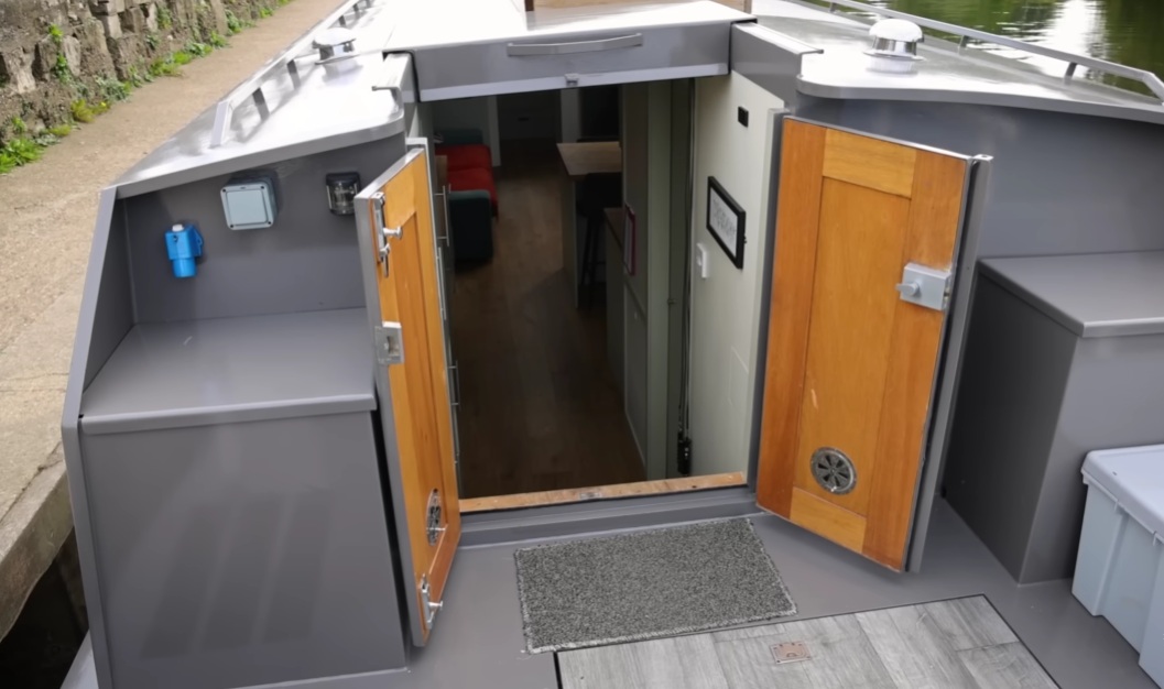 Входная дверь в плавучее жилище.