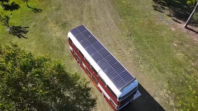 На крыше установлены солнечные панели. На крыше установлены солнечные панели.