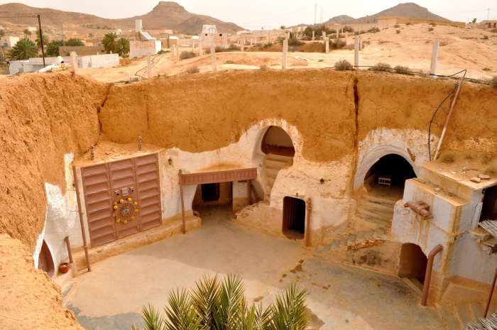 Пещерные дома могли создаваться не только в скалах, но и делались углубления в почве (Матмата, Тунис). | Фото: journal.homemania.ru.