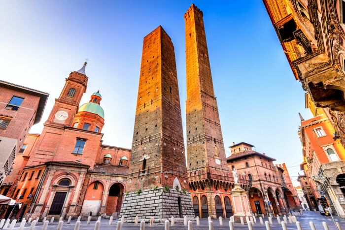 Главным украшением старинной площади до сих пор являются средневековые башни (Asinelli и Garisenda, Болонья). | Фото: sibeaster.dreamwidth.org.