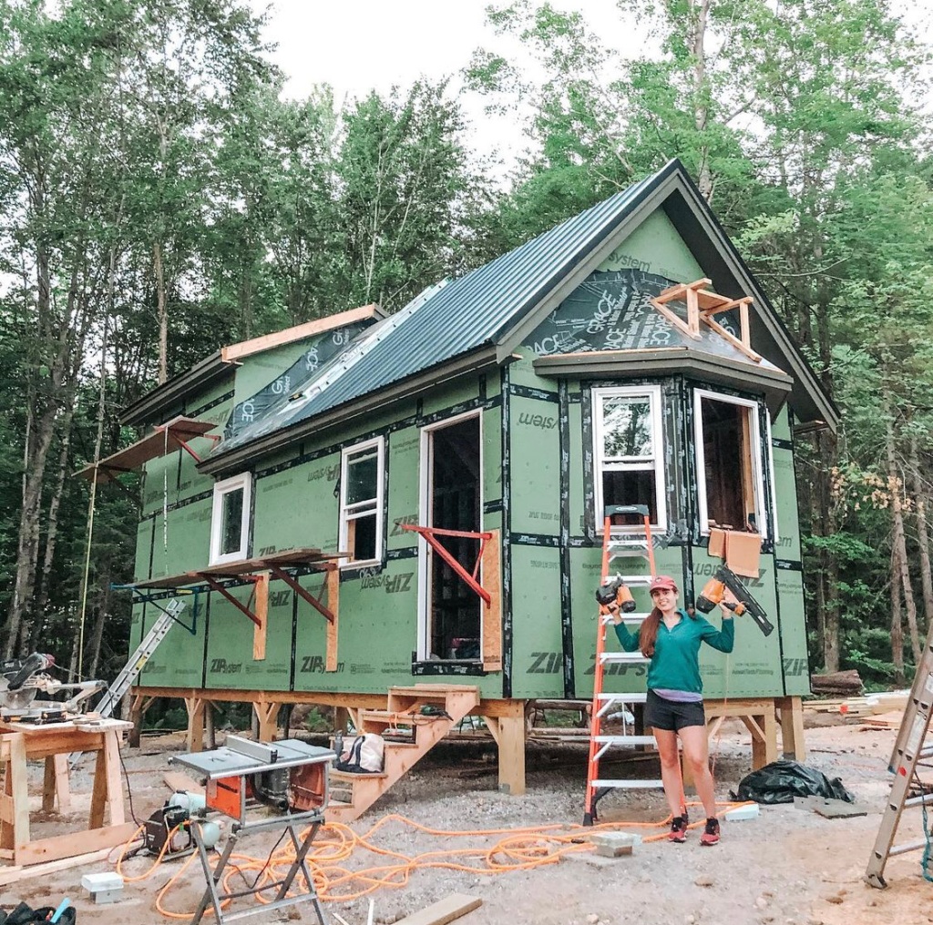 На строительство дома ушло около года и 45 тысяч долларов.