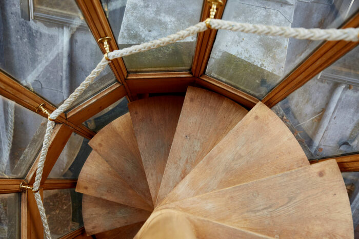 В башню можно попасть через стеклянную пристройку по винтовой лестнице (Саффолк, Великобритания). | Фото: inigo.com.