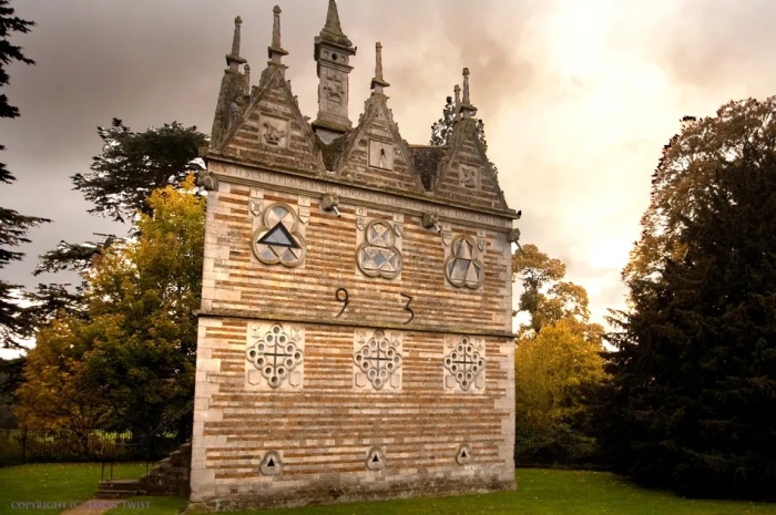 Древний треугольный дом – самое интригующее и символичное здание Великобритании (Rushton Triangular Lodge, Раштон). | Фото: centerfordiagonality.org.