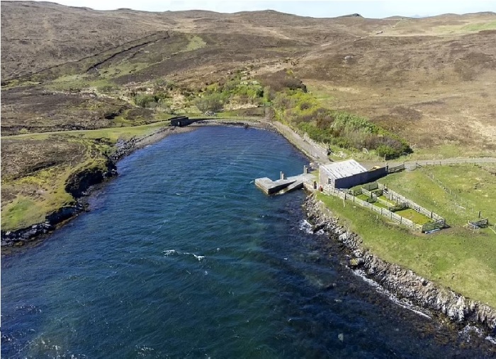 На острове создали искусственное озеро, где собирается пресная вода для хозяйственных нужд (The Isle of Vaila, Шотландия). | Фото: countryliving.com.