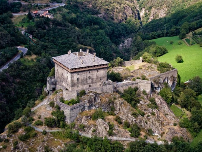 Замок Веррес является одним из самых известных средневековых фортификационных сооружений на северо-западе Италии. | Фото: breathingeurope.com.