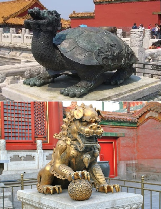 Бронзовые статуи украшают территорию Запретного города (Пекин, Китай).