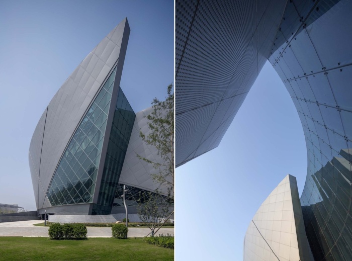 Оболочку здания собирали из алюминиевых и стеклянных панелей криволинейной формы, закрепляя на стальном каркасе (Zhengzhou Grand Theatre, Чжэнчжоу).