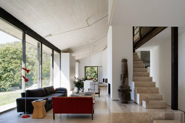 Совершенный баланс старого и нового подчеркивается умелым дизайном и окружающей природой, открывающейся за огромными окнами (Испания). | Фото: homeadore.com.