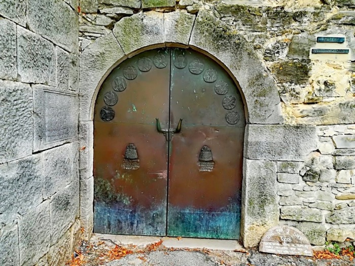 Единственные ворота в город приоткрывают исторические подробности благодаря информативному декору (Хум, Хорватия). | Фото: viewfromtheriva.wordpress.com.