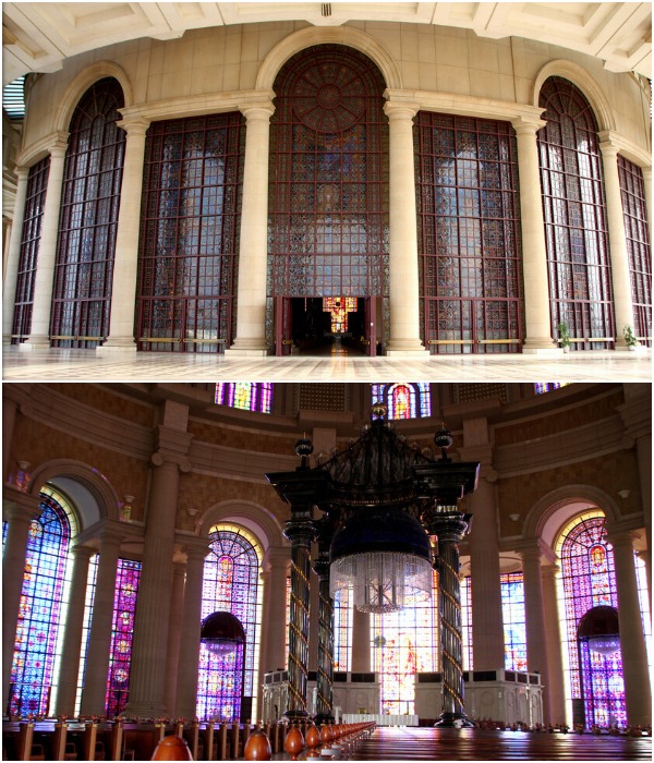 Святилище Basilica Notre Dame de la Paix находится в круглом помещении, окруженном красочными витражами, привезенными из французского Бордо (Кот-д'Ивуар).