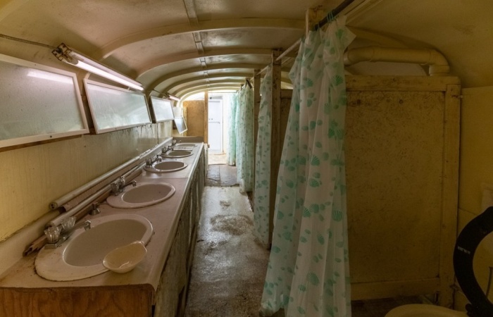 Туалетные комнаты уже в совсем плачевном состоянии («Второй ковчег», Канада). | Фото: dymontiger.livejournal.com.