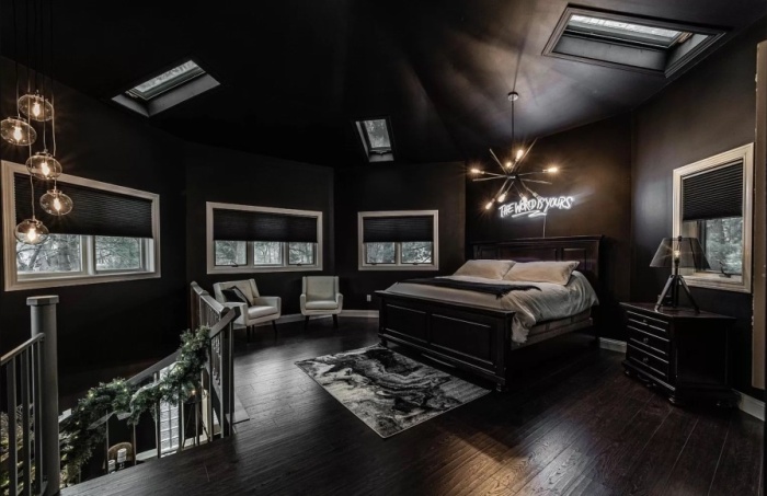 Эффектная спальня на втором уровне оснащена дополнительными потолочными окнами (г. Линкольн, штат Иллинойс). | Фото: lincolncourier.com.