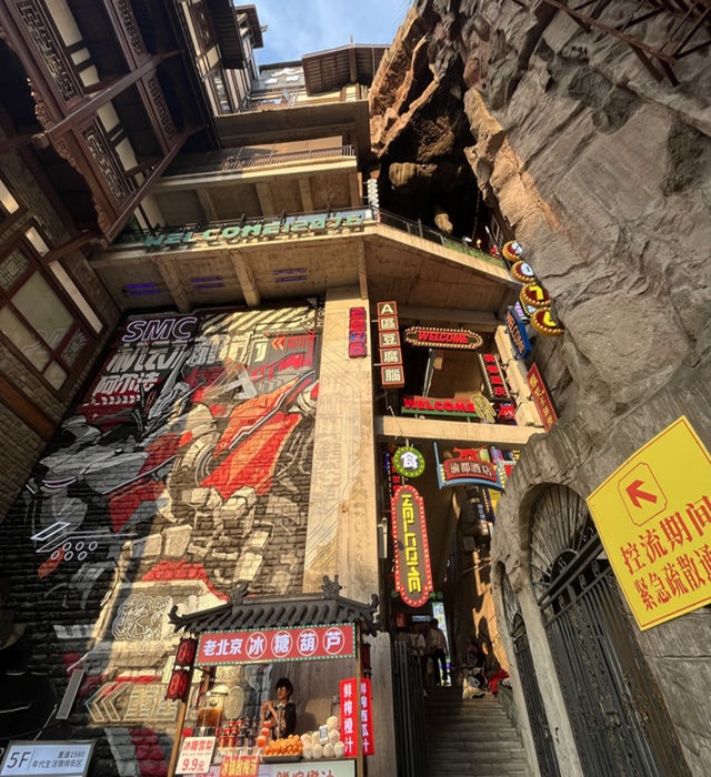 Среди узких улочек и ступенчатых переходов легко потеряться. Среди узких улочек и ступенчатых переходов легко потеряться.