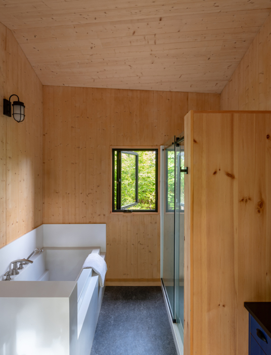 Ванная комната расположена между двумя спальнями (MORE Cabin, Канада). | Фото: dymontiger.livejournal.com.