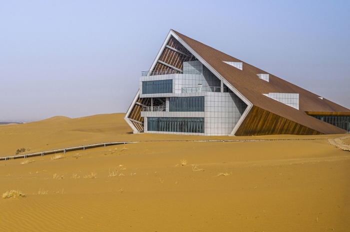 Масштабное остекление здания ориентировано на северо-запад, чтобы избежать попадания палящих солнечных лучей внутрь помещений (Desert Galaxy, Zhongwei). | Фото: surrealstudios.co.ke.