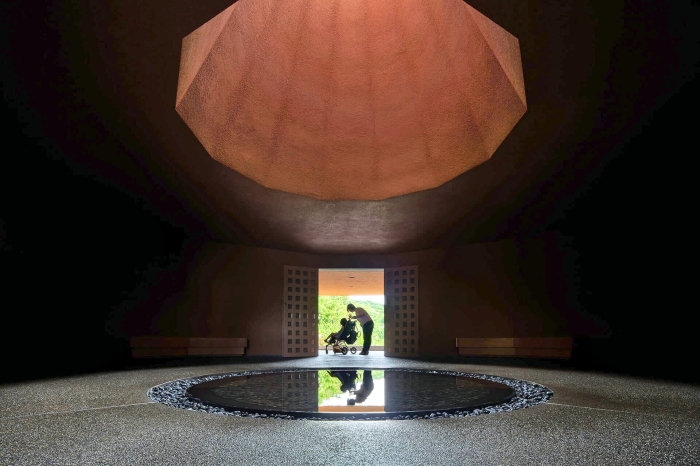 В центре здания создали круглый бассейн, который назвали «пламенем, зажженным в сердце» («Дом ветровых труб», Япония). | Фото: architecturephoto.net.