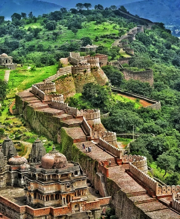 Общая длина крепостных стен форта составляет 36 километров при ширине 4,6 м (Kumbhalgarh Fort, Раджастхан). | Фото: chinaarchaeology.com.