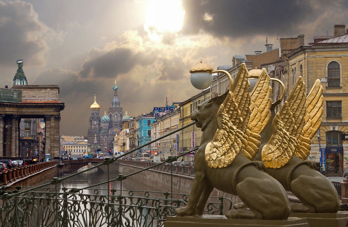 Самые легендарные «пернатые львы» были установлены в 1826 году на Банковском мосту (Санкт-Петербург). | Фото: ru.pinterest.com.