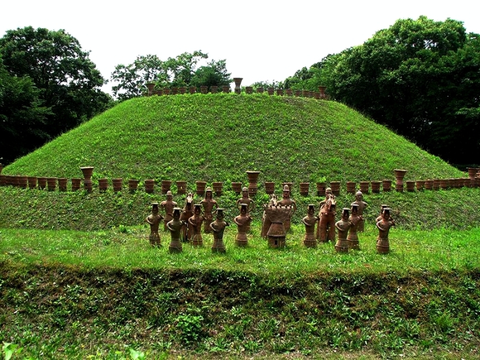 Глиняные скульптуры защищали покой именитых людей и укрепляли склоны насыпного холма (ханивы, Япония). | Фото: fascinant-japon.com.