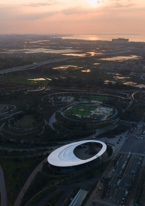 Овальная структура здания органично сочетается с естественными контурами участка (Haikou Xixiu Park Visitor Center, Китай). | Фото: globaldesignnews.com.