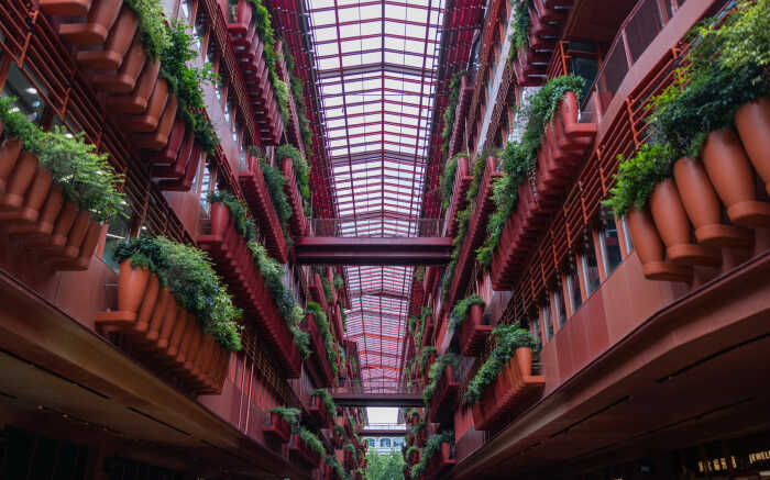Фасад, выходящий на необычную улицу, и все вазоны с цветами окрашены в красные, коричневые и терракотовые тона (Henderson Cifi Tiandi, Шанхай). | Фото: skyscrapercity.com.