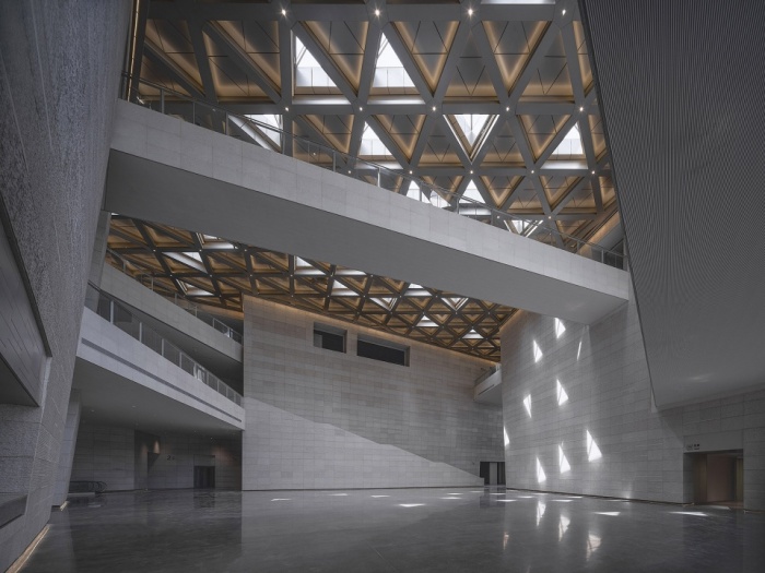 Треугольники разных форм и размеров были взяты за основу при оформлении интерьера нового музея (Ningxia Art Museum, Китай). | Фото: decor.design.