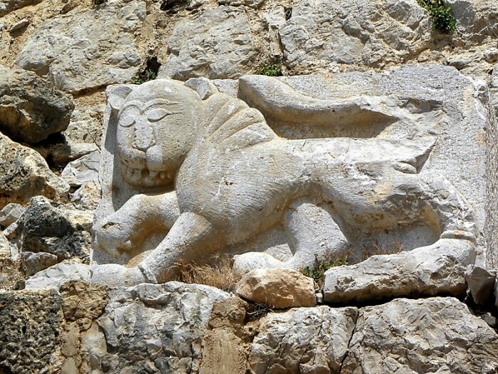 Среди массы камней можно разглядеть и высеченного льва, являющего символом султана Бэйбарсу (Nimrod Fortress National Park, Израиль). | Фото: malamant.livejournal.com.