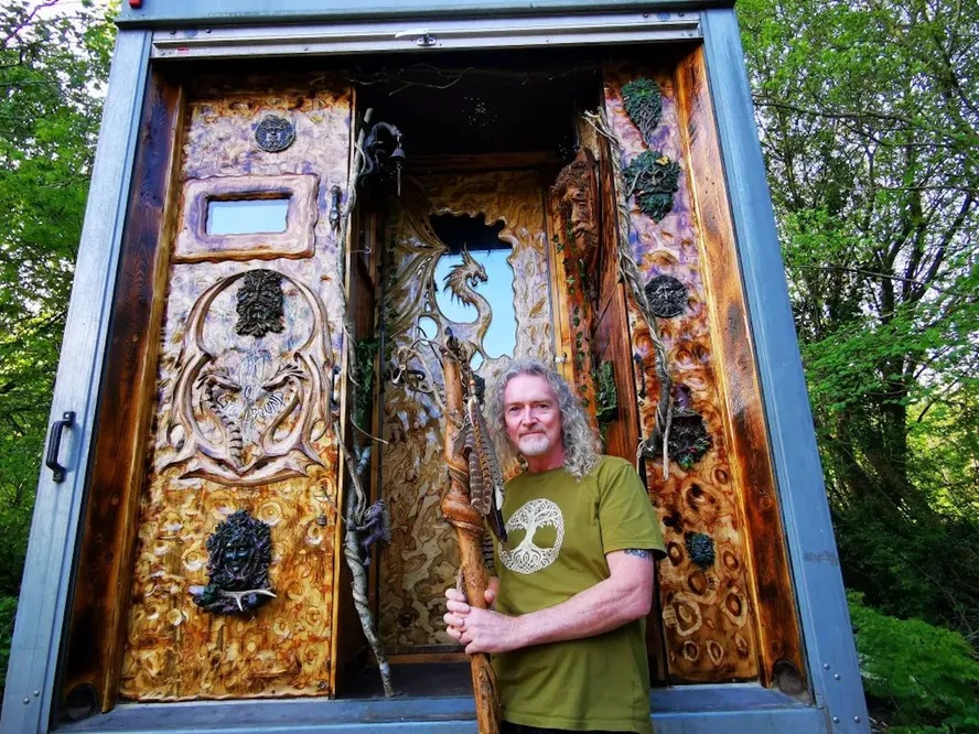 Глен возле своего детища Radagast. | Фото: chinapress.com.my. Глен возле своего детища Radagast. | Фото: chinapress.com.my.