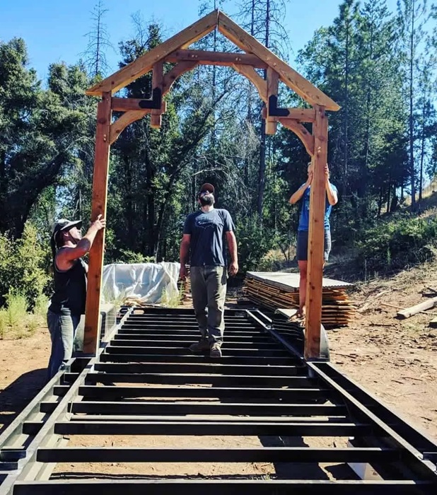 Прежде чем начать строительство, пара самостоятельно заготовила пиломатериалы.