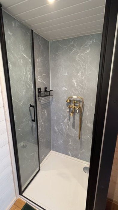 Роскошная душевая кабина в Tiny House Hobbit. Роскошная душевая кабина в Tiny House Hobbit.