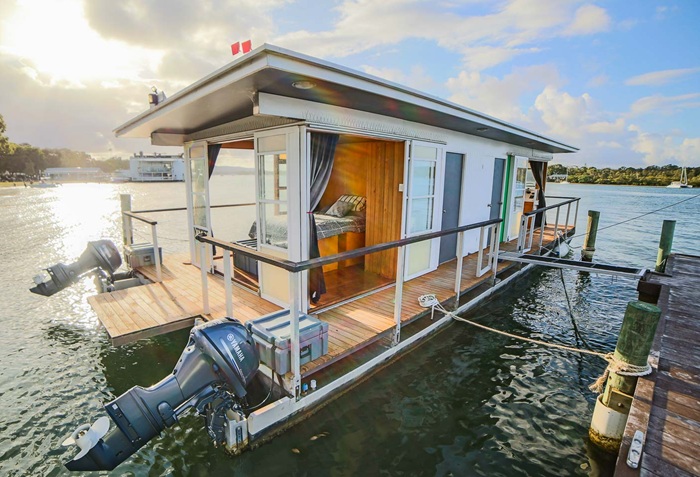 Плавучий дом можно легко пришвартовать к любому причалу. | Фото: livingbiginatinyhouse.com.