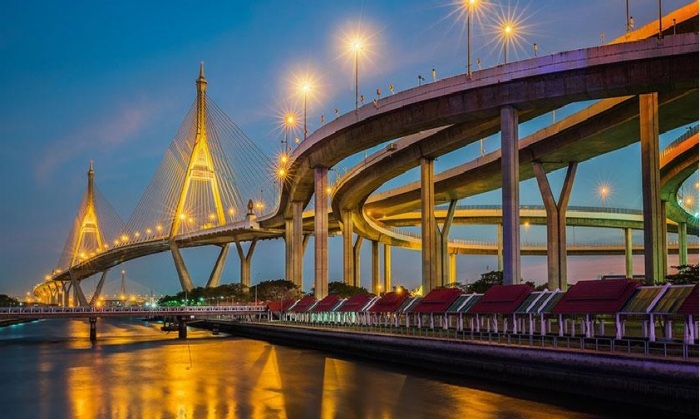 Мост Рамы IX — крупнейший в мире автомобильный вантовый мост через реку Чаопхрая, соединивший районы Яннава и Ратбурана Бангкока (Таиланд). | Фото: bkk-tour.ru.