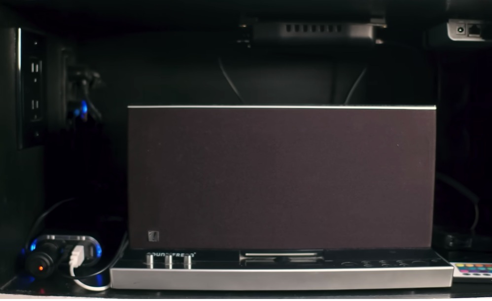 Ниша с электронным оборудованием. Ниша с электронным оборудованием.