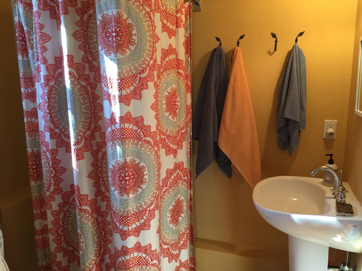 Лаконичный интерьер ванной. | Фото: airbnb.com.