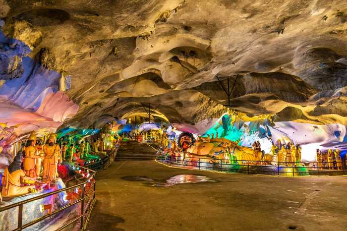 В пещерах можно увидеть множество подсвечиваемых скульптур и красочных фресок, изображающие сцены индуистского эпоса (Batu Caves, Малайзия). | Фото: timetravelturtle.com.