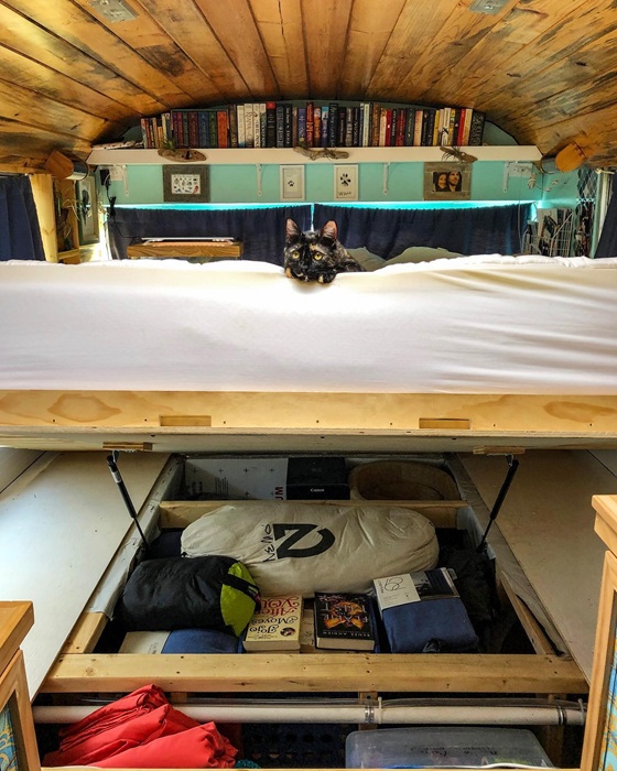 Кровать оборудована подъемным механизмом. Кровать оборудована подъемным механизмом.