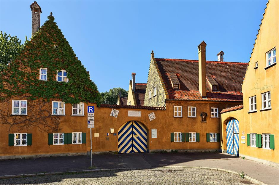 Одни из семи ворот, ведущих в «Квартал Фуггеров».