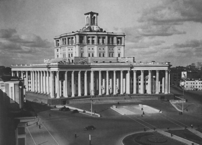 Грандиозный Театр Советской Армии имеет форму пятиконечной звезды, являющейся главным символом армии (фото 1947 года). | Фото: mos-holidays.ru.