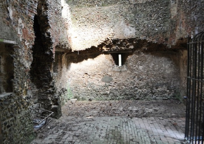 Вход внутрь средневекового замка для кроликов закрыт, можно лишь сфотографировать некоторые помещения из окон (Thetford Warren Lodge, Великобритания). | Фото: essexghosthunters.co.uk.