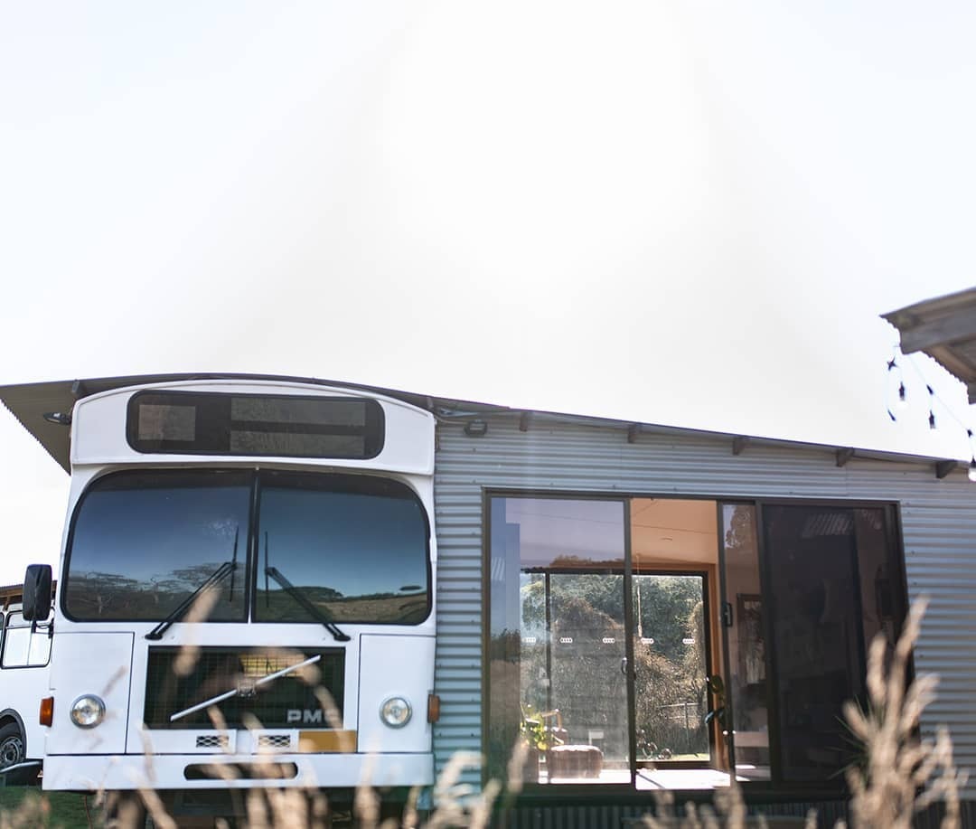 Пристройка к автобусу помогла увеличить полезную площадь (The Bus Hideaway).