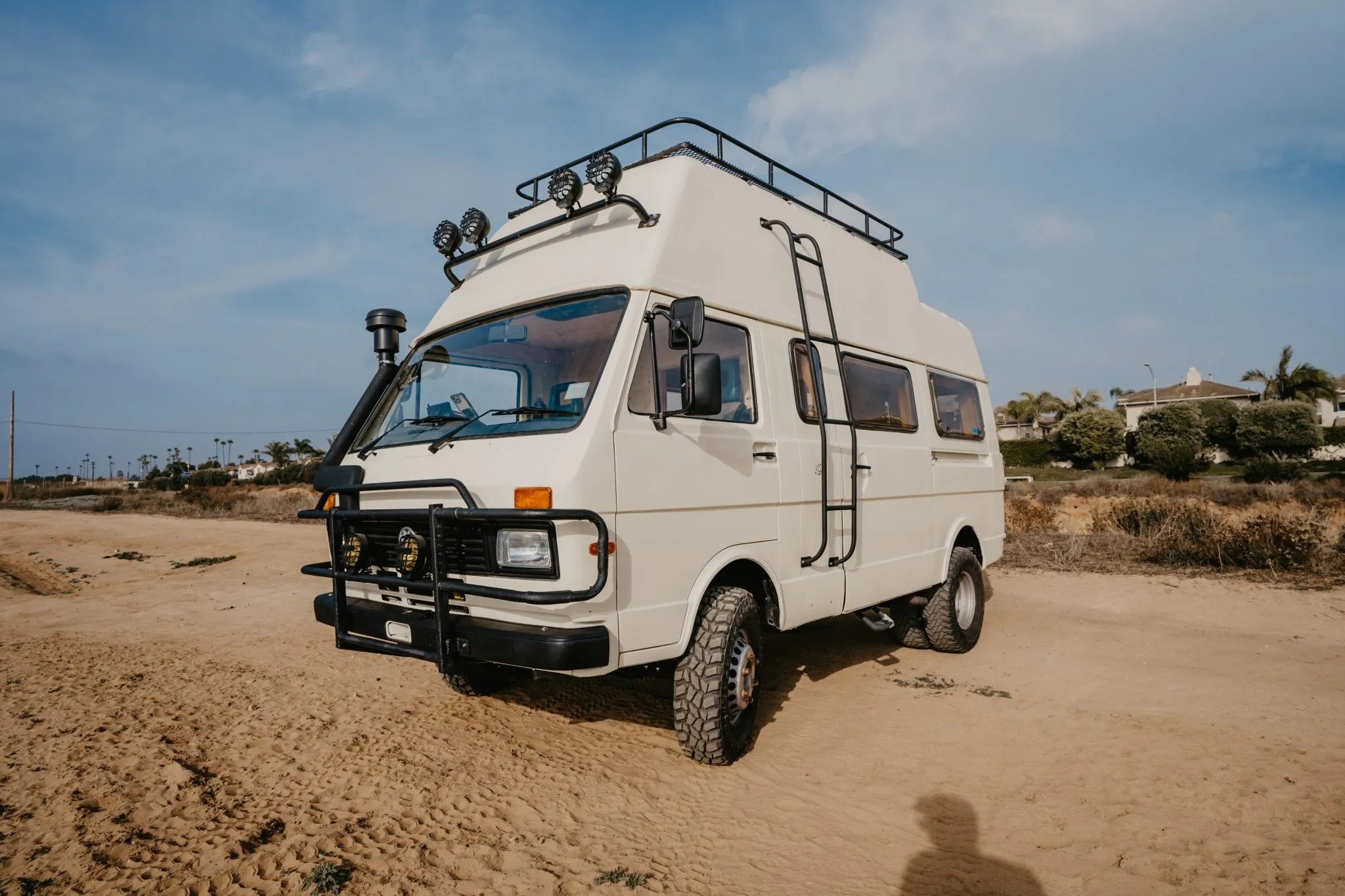 Фургон Volkswagen LT45 переоборудовали в уютный дом. | Фото: autoevolution.com. Фургон Volkswagen LT45 переоборудовали в уютный дом. | Фото: autoevolution.com.