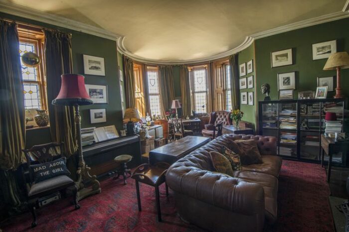 Баронский зал-кабинет с роскошным диваном и настоящим камином напомнит новым владельцам о пристрастиях в оформлении интерьеров более 100 лет назад (Vaila Hall, Шотландия). | Фото: countryliving.com.