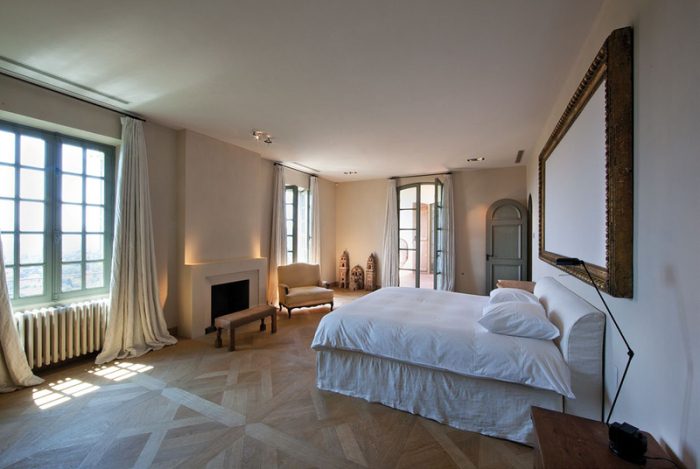 Главная спальня находится на первом этаже из ее окон открывается великолепный вид на живописный сад (Mas de Notre Dame de Vie, Франция). | Фото: hellomonaco.com.