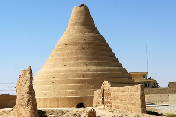 На вершине купола всегда оставалось отверстие, чтобы теплый воздух покидал «ледяную яму» (яхчал, Иран). | Фото: ancient-origins.net.