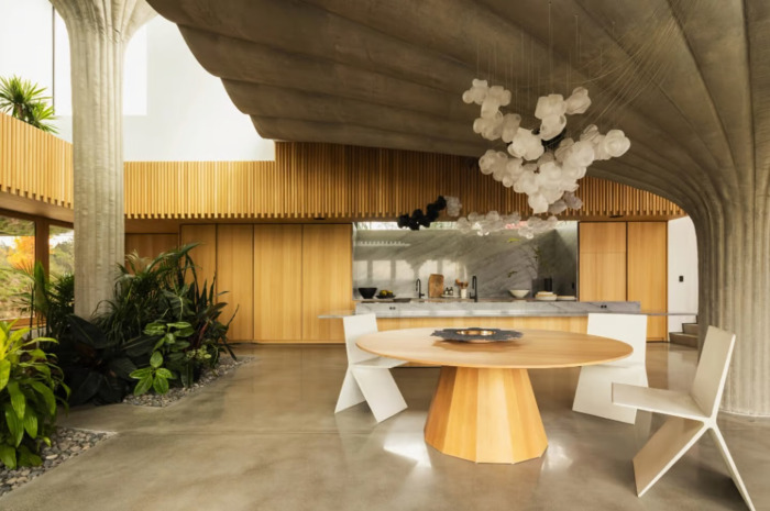 Лаундж-зона под одной из колонн-кувшинок (проект «75.9», Канада). | Фото: archello.com.