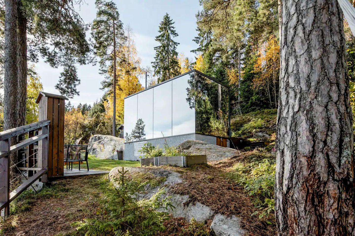 Вместо развалюхи появился дом с зеркальным фасадом (The WonderInn Mirrored Glass Cabin, Норвегия). Вместо развалюхи появился дом с зеркальным фасадом (The WonderInn Mirrored Glass Cabin, Норвегия).