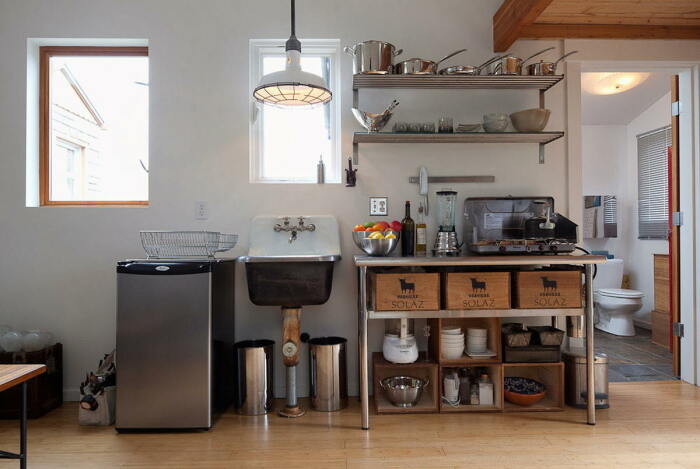 Оборудованная кухонная зона в бывшем гараже гармонично вписывается в общую картину дизайна. | Фото: countryliving.com.