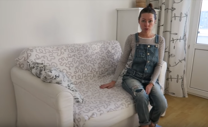 В гостиную девушка купила небольшой раскладывающийся диван и комод. | Фото: youtube.com.