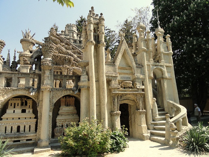 Во дворце созданы индуистские и христианские храмы, а также мечеть.